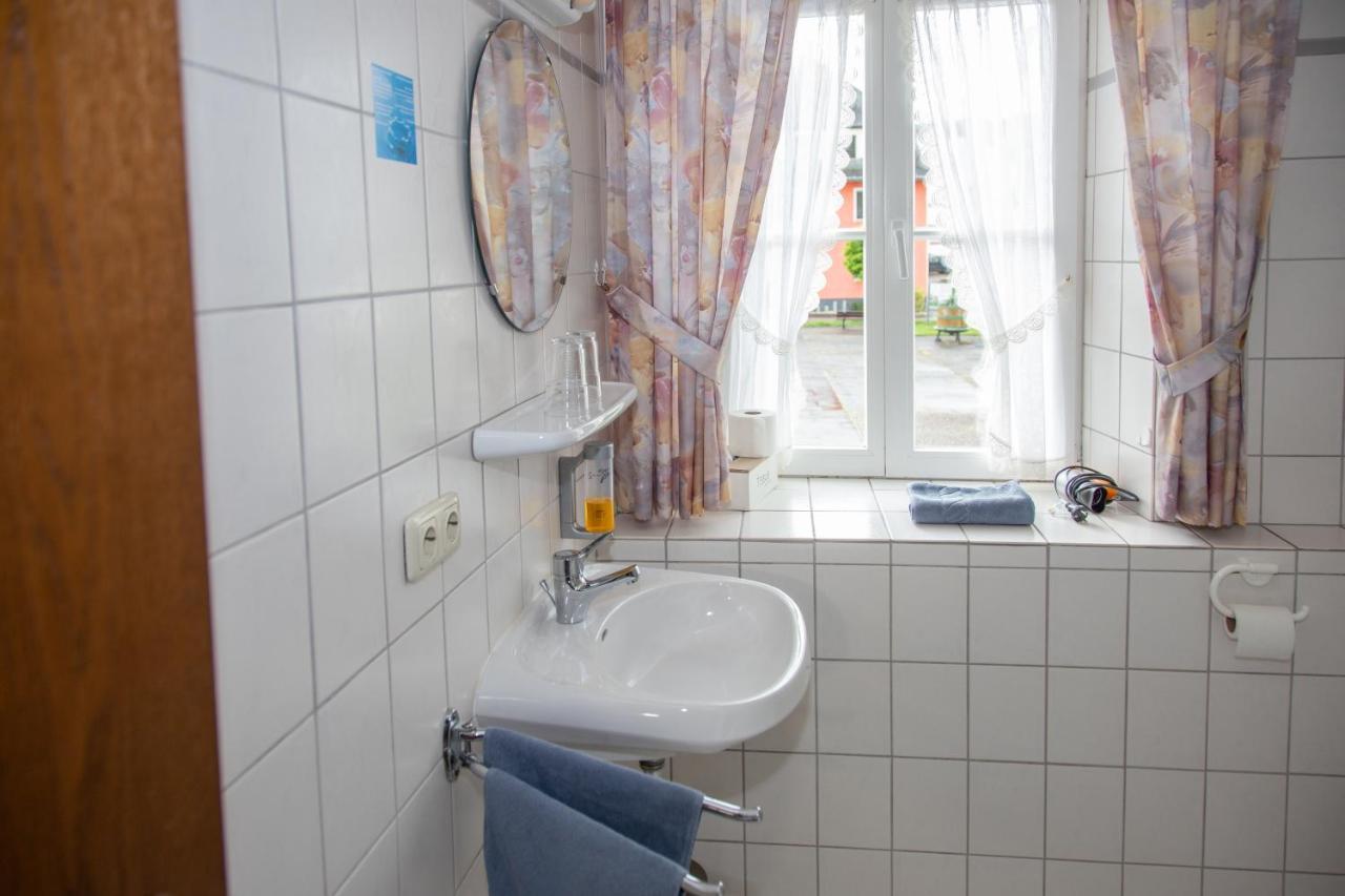 Hotel Weinhaus Kurtrierer Hof Leiwen Esterno foto